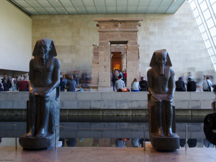 Temple of Dendur, with two statues of Amenhotep III in front